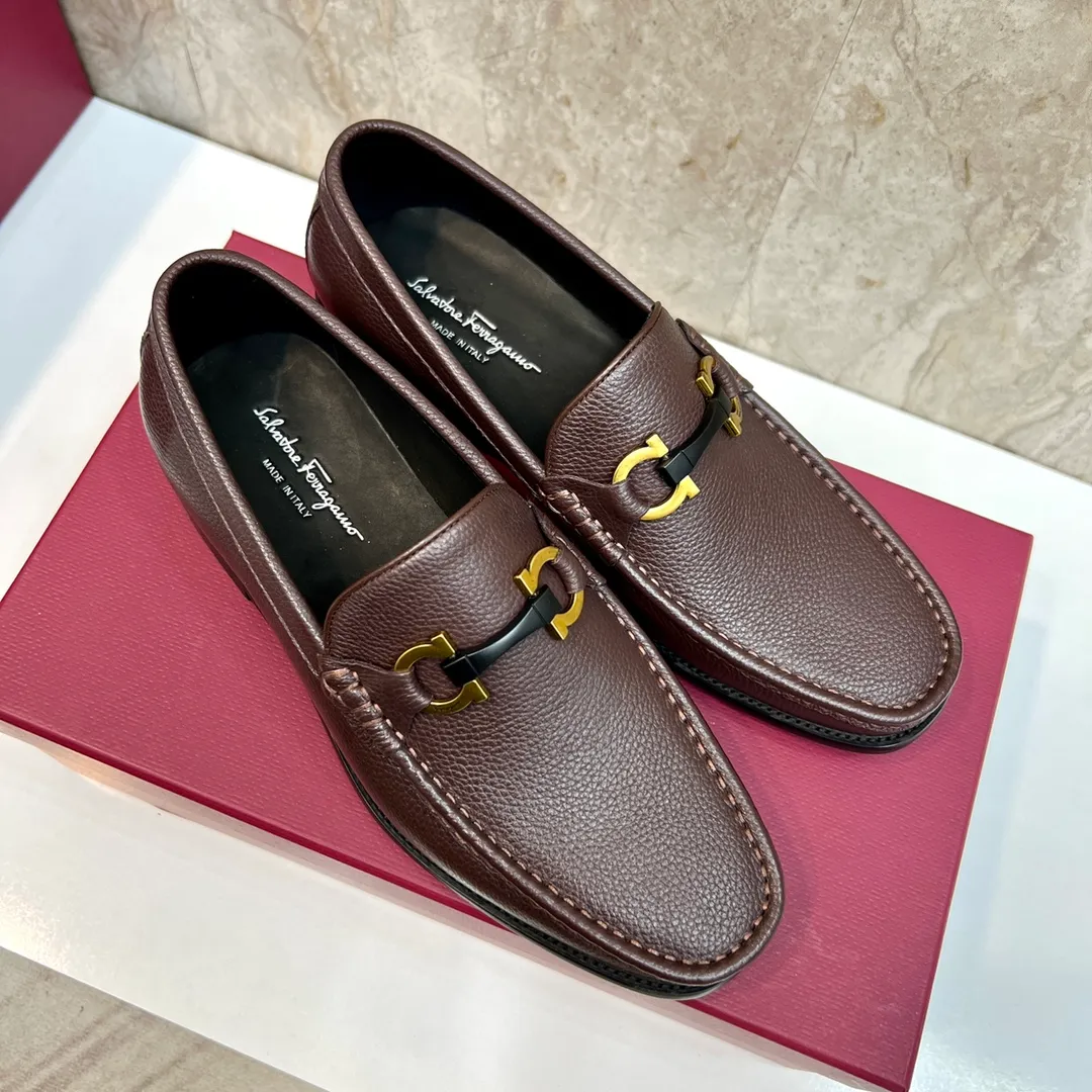 Original order quality P600 Brand: Ferragamo Standard size: Men's size 38/44 (45 can be customized) Grade: Same style as the official website High-quality men's shoes Material: Customized first-layer calfskin with water-dyed cowhide lining Cowhide tiptoe Original non-slip and wear-resistant rubber outsole Style category: Men's formal business leather shoes are young and fashionable European and American trends British style Casual matching Comfortable feet Color: Actual picture